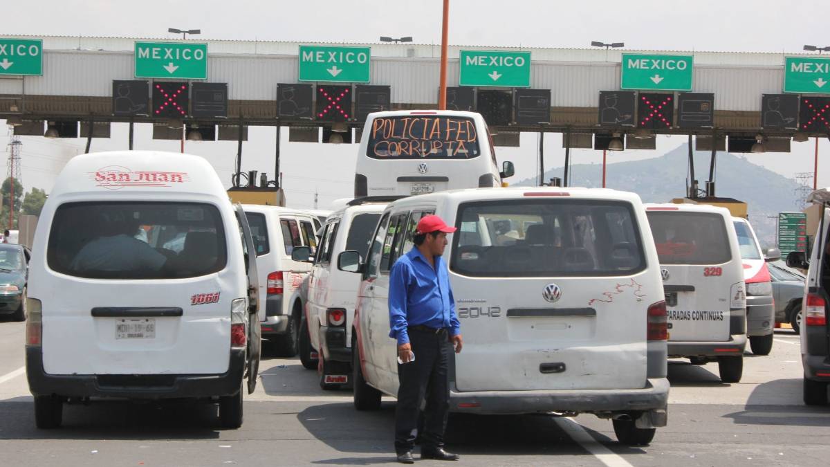 Transportistas de Edomex bloquean vialidades y carreteras este miércoles