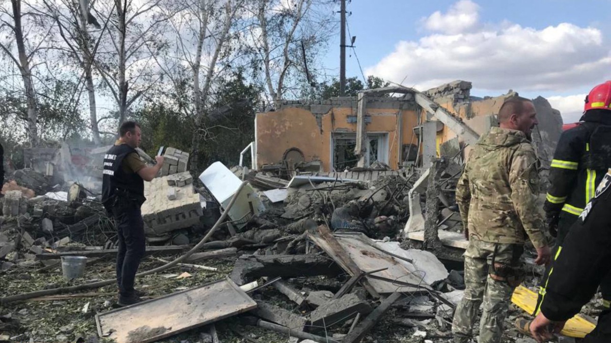 Al menos 49 muertos por bombardeo ruso en tienda de Járkov, al este de Ucrania
