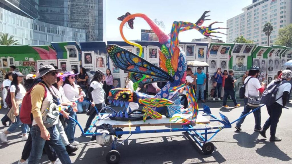 Desfile de alebrijes monumentales colorea centro de la CDMX