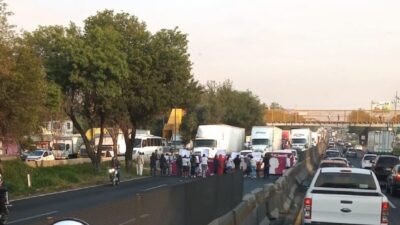 Vecinos de Coyotepec bloquean la México-Querétaro