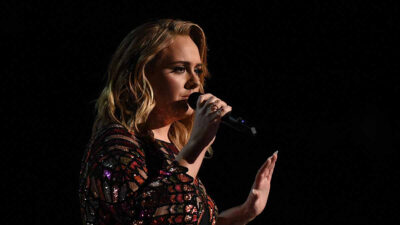 Adele sorprende como Morticia Addams en su concierto en Las Vegas