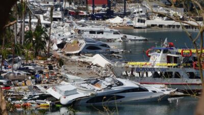 Yates y embarcaciones pequeñas destruidas por el paso del huracán Otis en el puerto de Acapulco