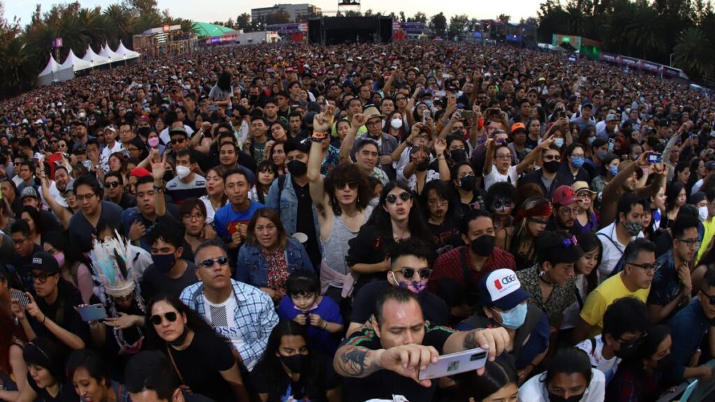 Gente en festival de música Vive Latino