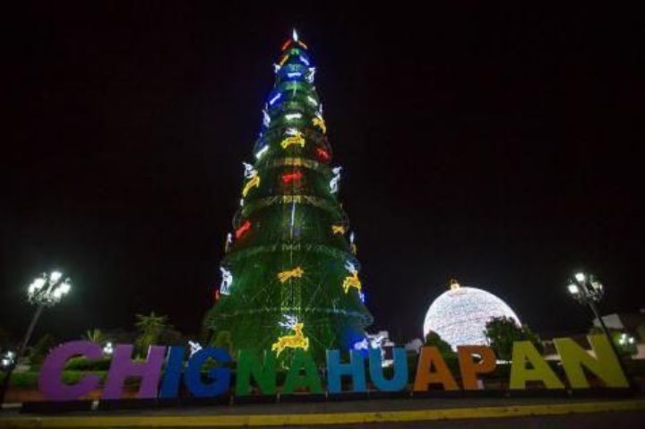 Los monumentales árboles de Navidad en Puebla: Chignahuapan y capital encienden las luces