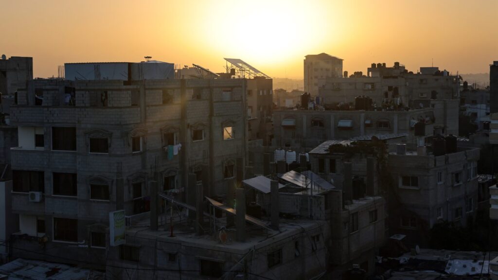Atardecer con el sol de fondo en la ciudad de Gaza