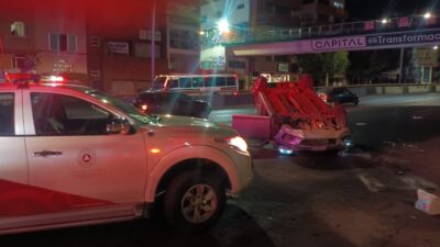 Auto choca contra parada de camiones en Zacatecas; 6 lesionados