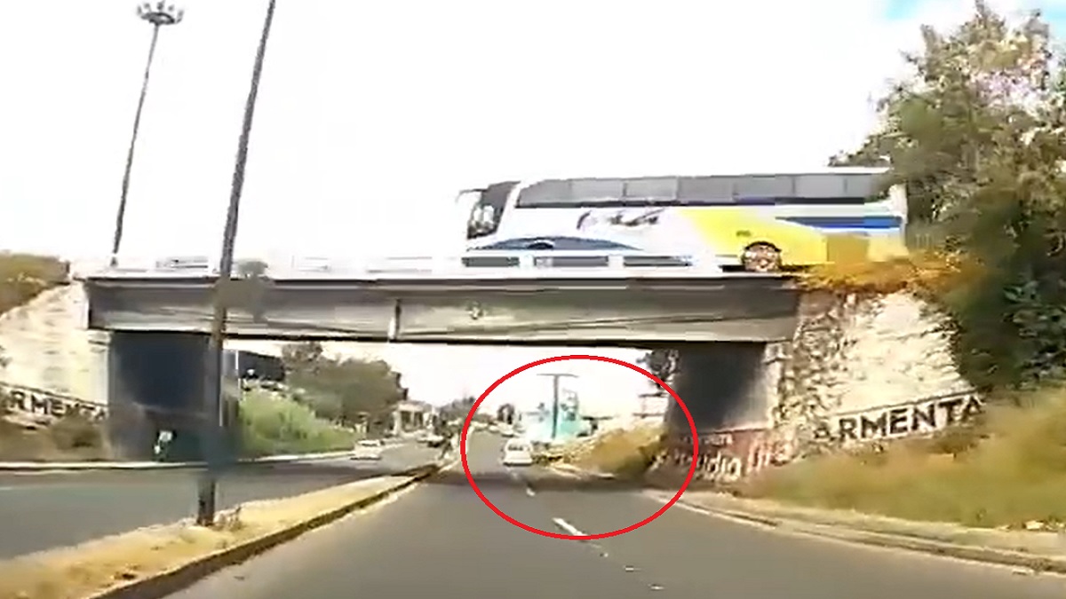 Auto sale volando de la México-Puebla y choca con combi; hay 10 heridos: video