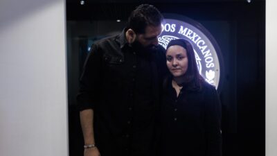 Doctora Bárbara Lango y su esposo en una estación de la SRE en la CDMX