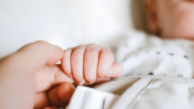 Nace en Mallorca el primer bebé de Europa gestado conjuntamente por dos mujeres