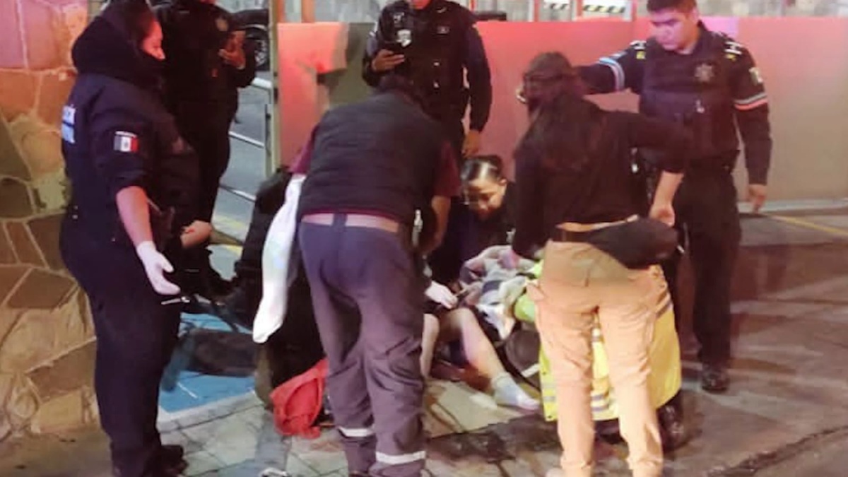 Policías ayudan a mamá que estaba dando a luz a su bebé en una calle de Puebla