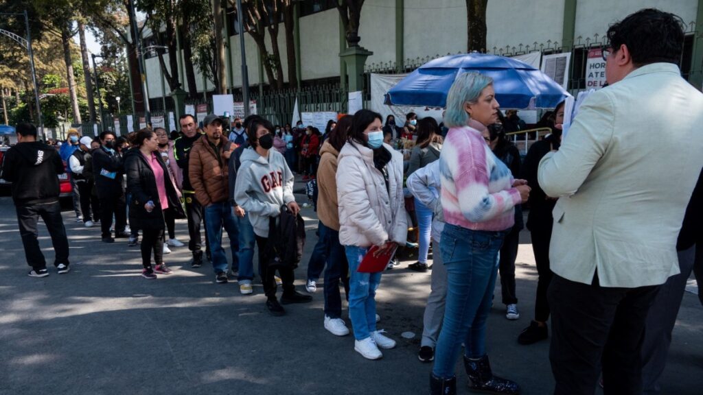 Becas Benito Juárez: Rezagados en CDMX recibirán tarjetas bancarias