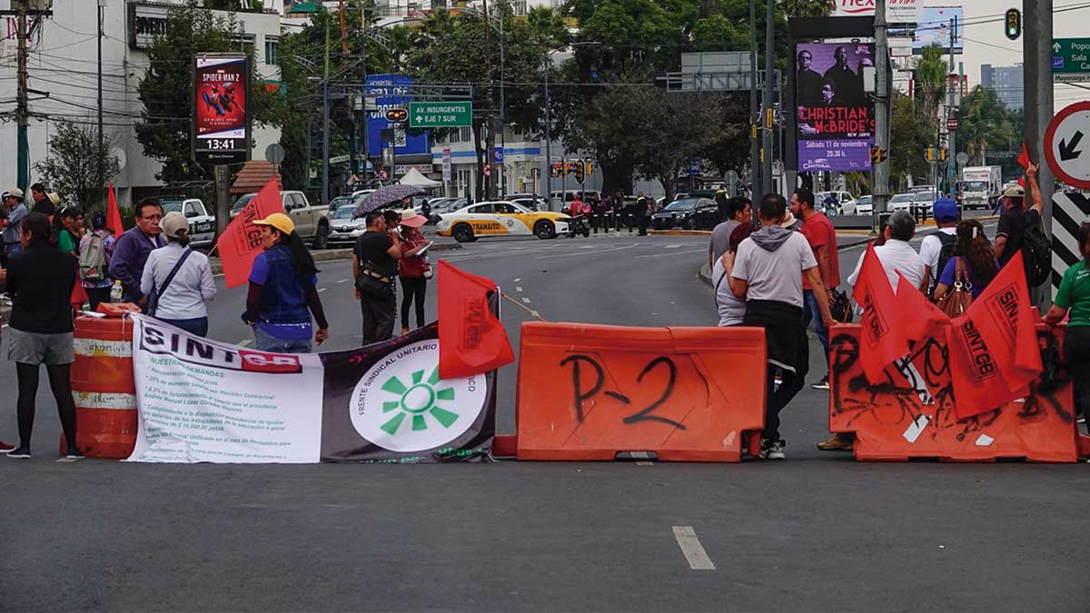 Con bloqueos trabajadores del Colegio de Bachilleres exigen aumento salarial