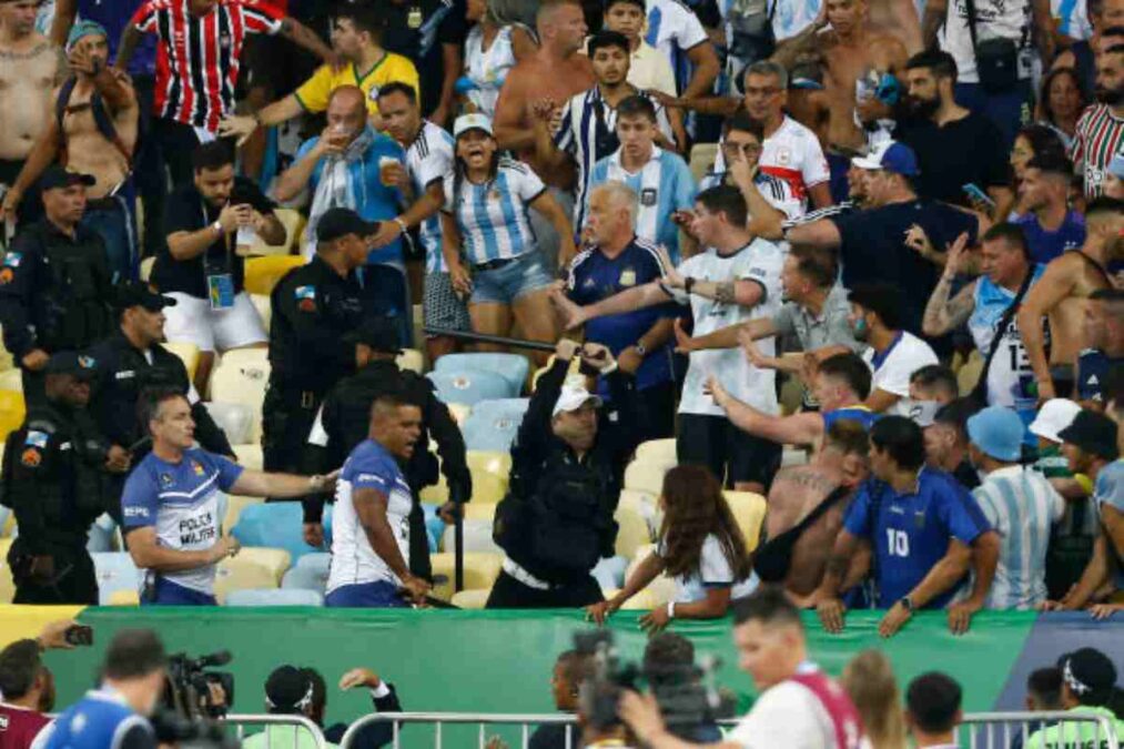 Brasil-Argentina Se Retrasa Por Violencia Entre Policías E Hinchas Y Se ...