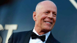 Bruce Willis foto sonriiente y en traje