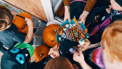 Niños pidiendo dulces en Halloween