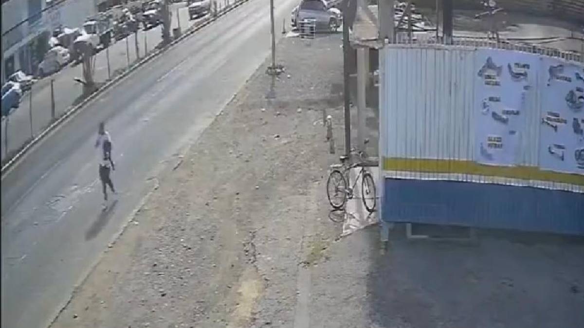 Fuerte video: camión atropella a un hombre en Tulancingo, Hidalgo