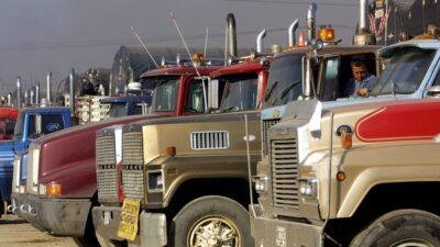 Camiones estacionados en fila