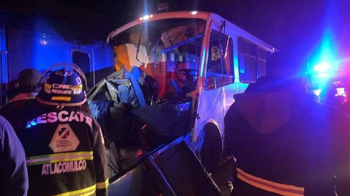 Autobús choca con tráiler en la Ixtlahuaca-Jilotepec; hay un muerto y 40 heridos