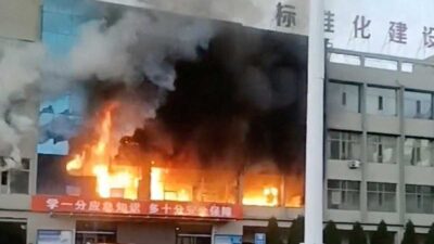 Suman 26 muertos y decenas de heridos tras incendio en edificio en China