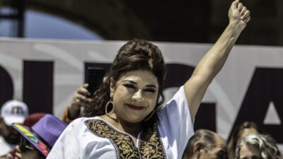 Clara Brugada, exalcaldesa de Iztapalapa levantando el puño