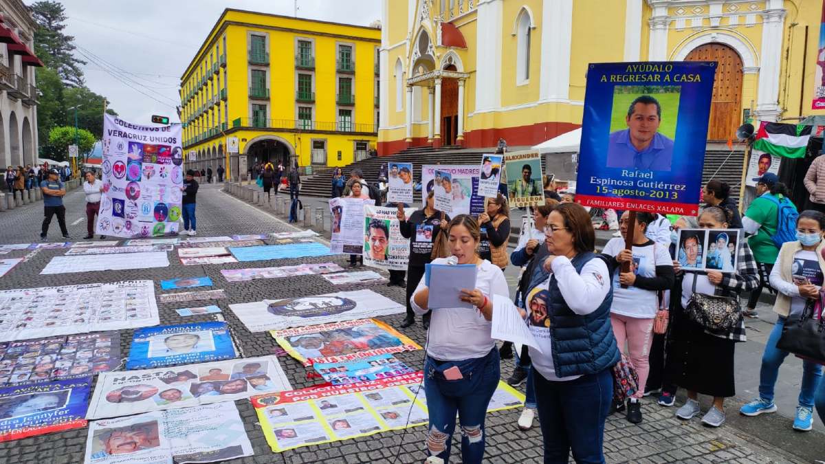 Colectivos de familiares de personas desaparecidas paralizan Xalapa, Veracruz