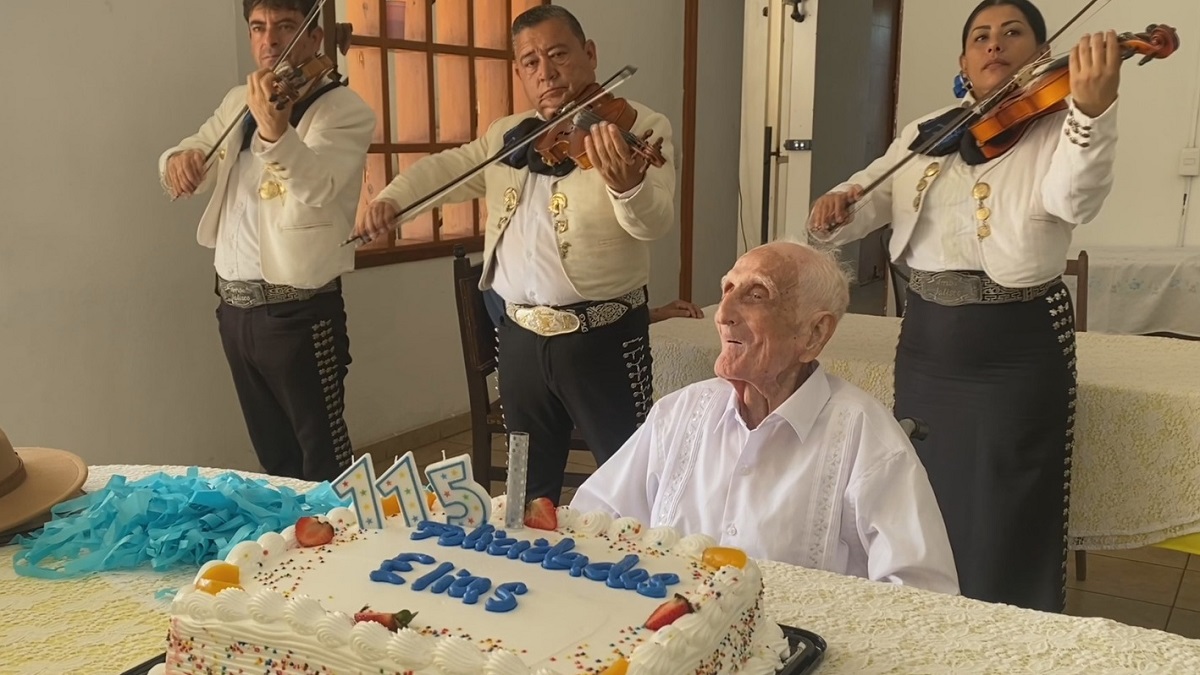Con mariachi y comida, así celebró don Elías sus 115 años; es el hombre más longevo de Colima