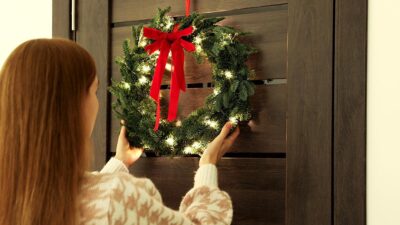 Decoración de puertas de Navidad 2023: ideas fáciles