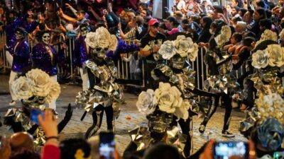 Personas disfrazadas en el Desfile de Día de Muertos del 2022 en la CDMX