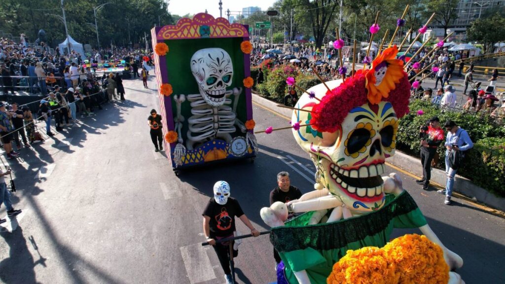 Catrina monumental y carro alegórico recorriendo paseo de la Reforma en el Desfile de Día de Muertos 2023 en la CDMX