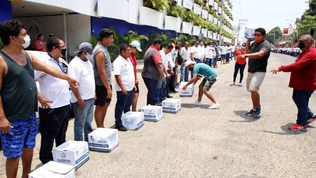 Entrega de apoyo para limpieza en Acapulco