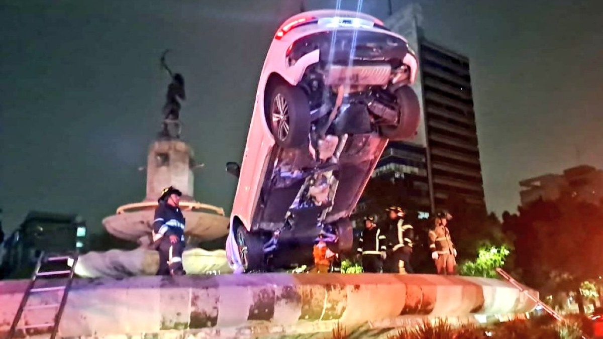 ¿Traía cohetes? Audi “vuela” y termina sobre fuente de la Diana Cazadora en Reforma; hay 2 heridos
