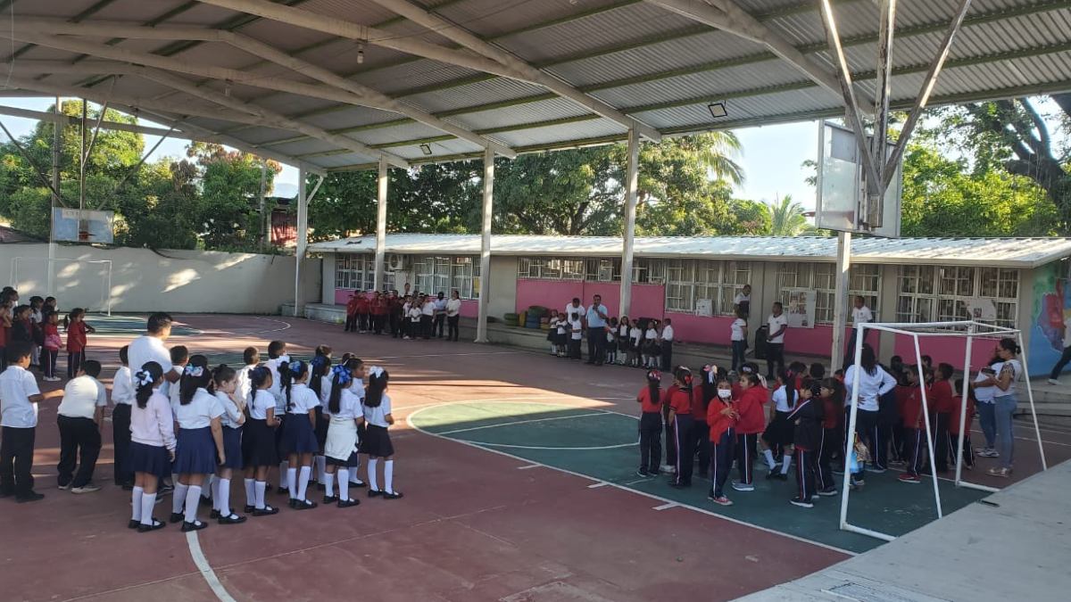 Vuelven a clases 6 escuelas de Acapulco, Guerrero, tras paso del huracán Otis