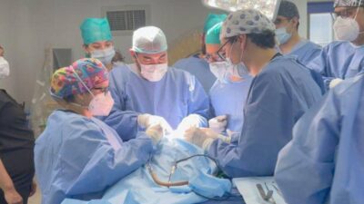 Médicos del Issste corrigen compleja malformación neonatal de cráneo a bebé prematura