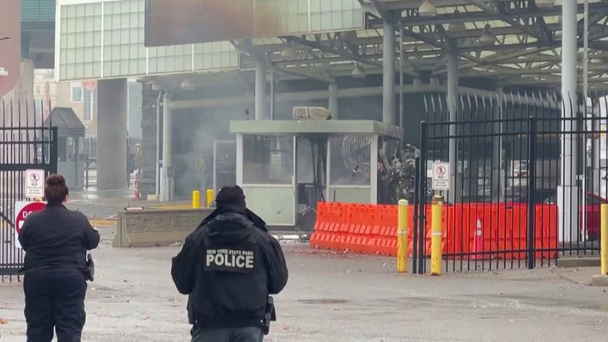 “Una situación muy grave”: Captan momento exacto de explosión de auto en cruce fronterizo EU-Canadá