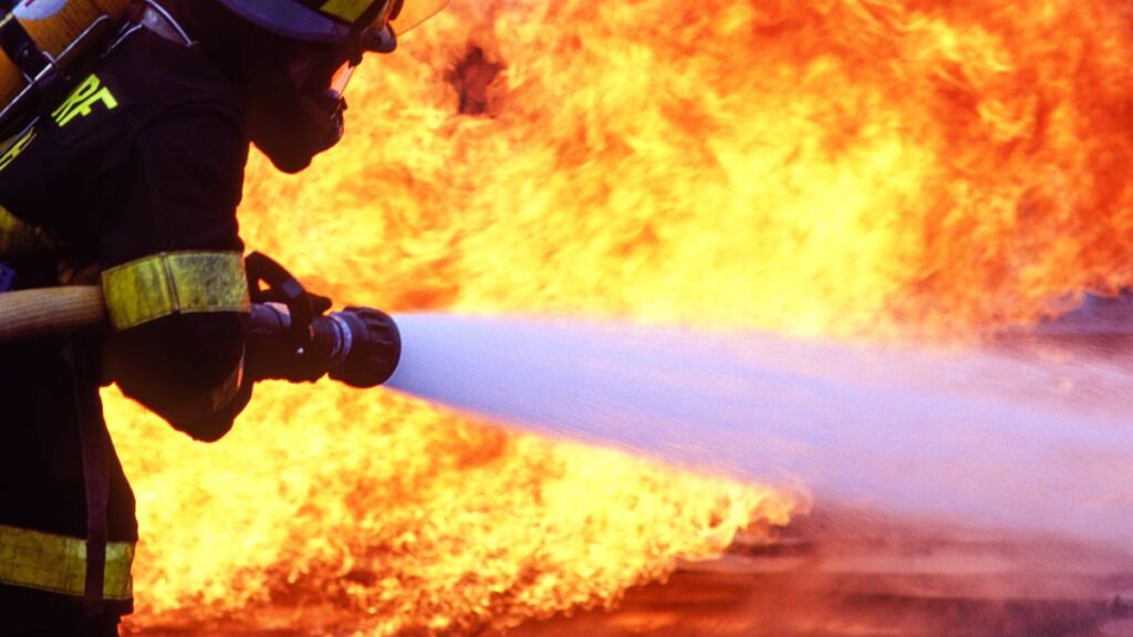Incendio en planta química causa evacuaciones en un condado de Texas