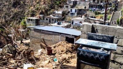 Comunidad bajo el lodo y con destrozos en Guerrero tras el paso de la tormenta tropical Max y el huracán Otis