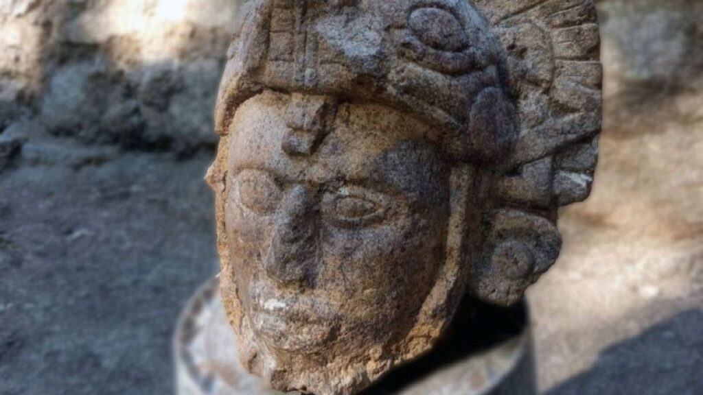 Hallan rostro de guerrero maya en Chichén Itzá, Yucatán