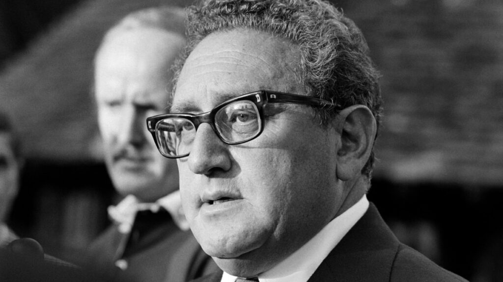 Henry Kissinger en foto en blanco y negro tomada el 11 de agosto de 1976