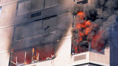 Incendio consume piso de edificio