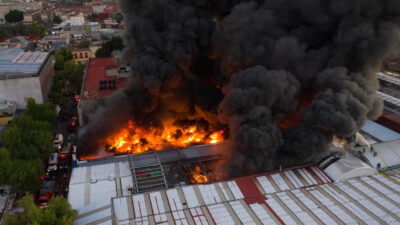 Fuerte movilización de bomberos por incendio en bodega de zapatos en Tepito
