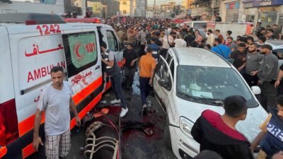 Israel bombardea convoy de ambulancias en Gaza; hay decenas de muertos