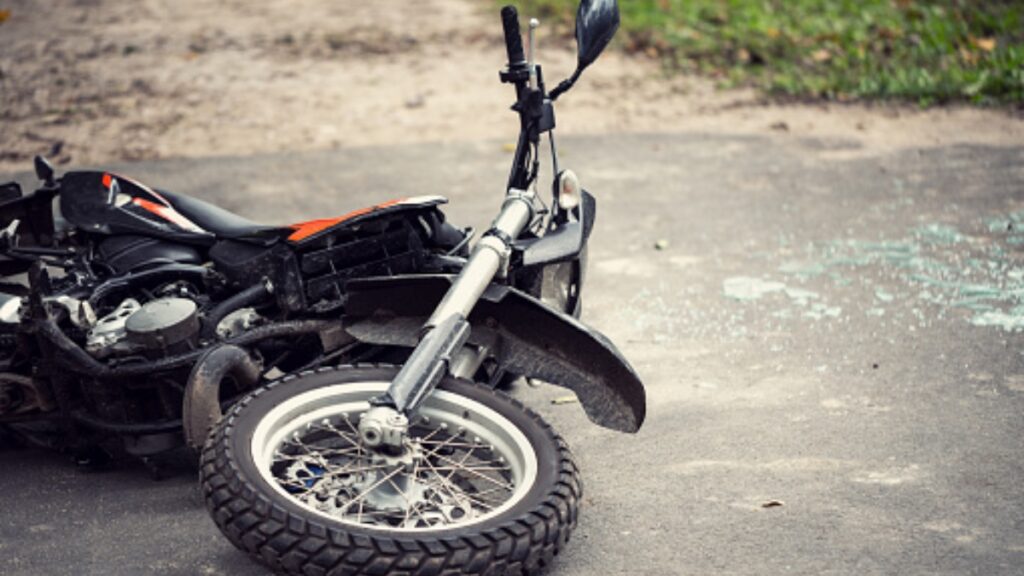 Acrobacia fatal: joven intenta realizar pirueta en moto y ¡su novia muere!