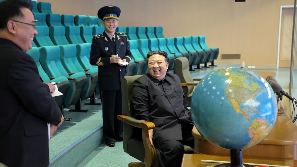 Kim Jong Un revisa fotos de regiones objetivo, tomadas por satélite espía