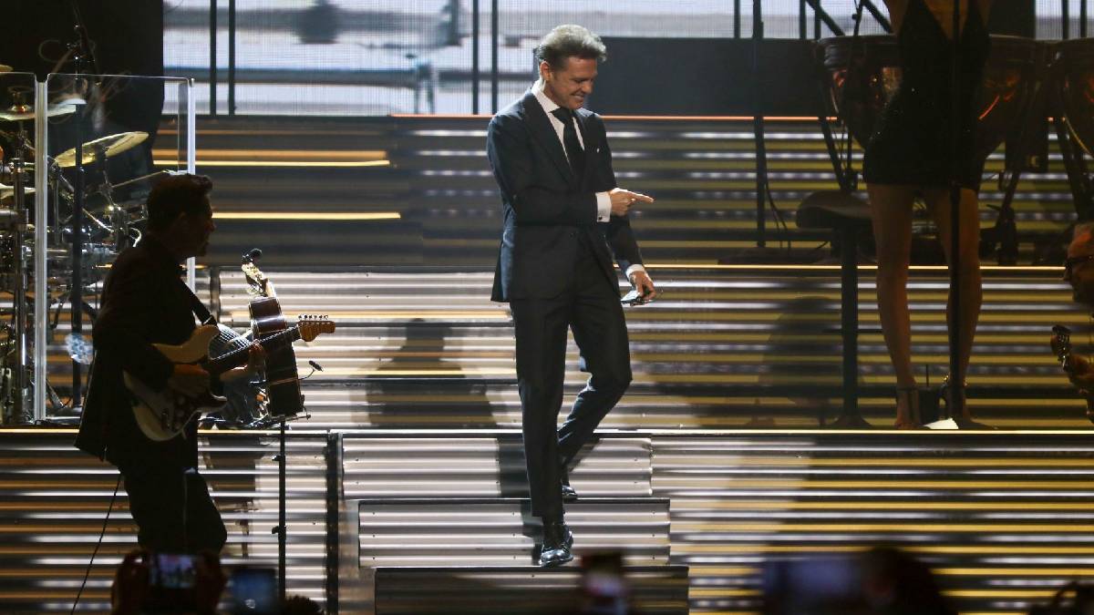 Luis Miguel canta sus éxitos en su primer concierto en la Ciudad de México