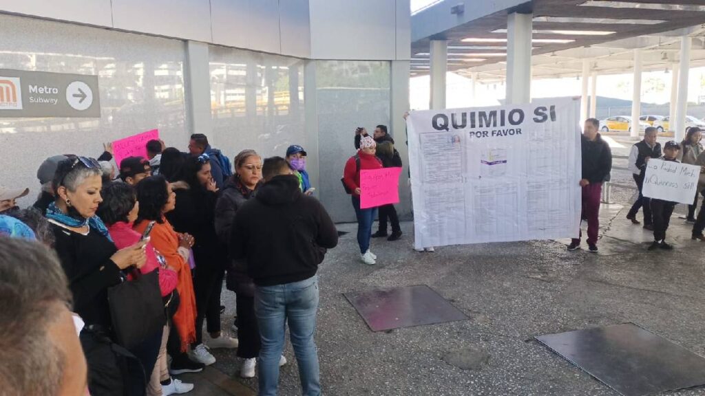 Un grupo de manifestantes realiza este jueves una protesta en las inmediaciones de la Terminal 1 (T1) del Aeropuerto Internacional de la Ciudad de México (AICM).