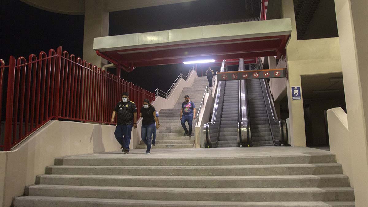 Hombre se sube a la estructura del Metro en Monterrey; suspendieron el servicio en la Línea 2