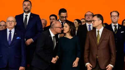 El ministro de Asuntos Exteriores de Croacia, Gordan Grlic-Radman intantando besar a su homóloga de Alemania