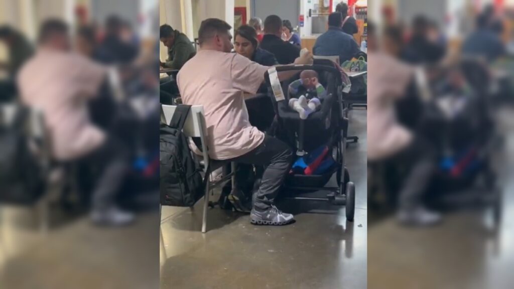 Causa indignación hombre que golpea a bebé en aeropuerto