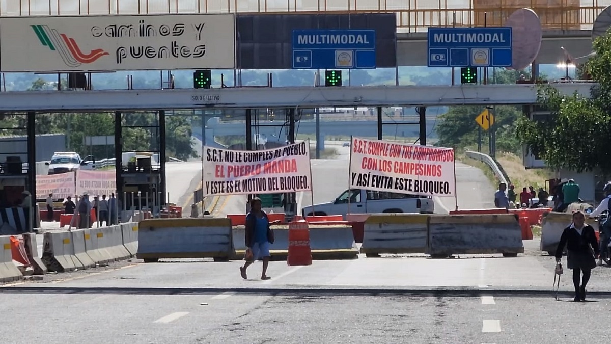 Ejidatarios de Morelos bloquean la Autopista La Pera-Cuautla; exigen el pago de sus tierras
