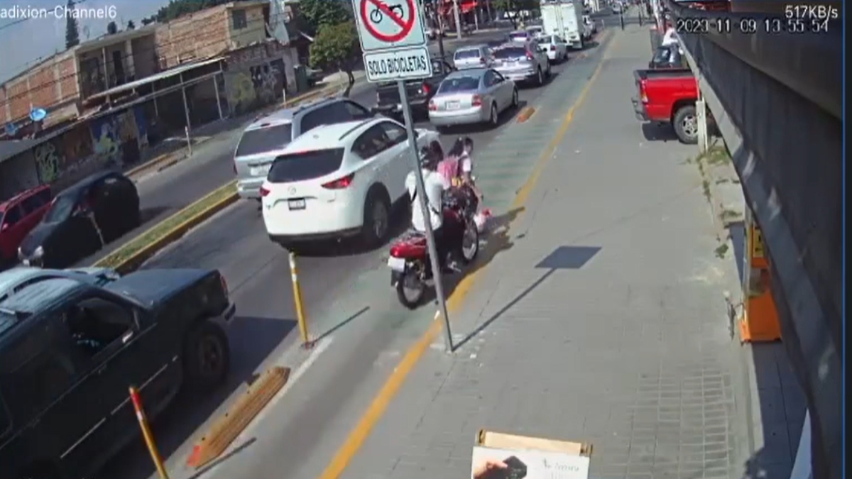 Fuerte video: motociclista atropella a niña y huye en León, Guanajuato